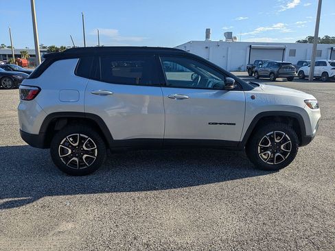 Used 2025 Jeep Compass Trailhawk AWD/4WD image 3
