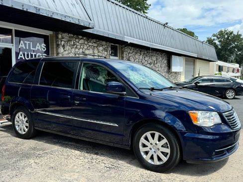 Used 2016 Chrysler Town & Country Touring FWD image 9
