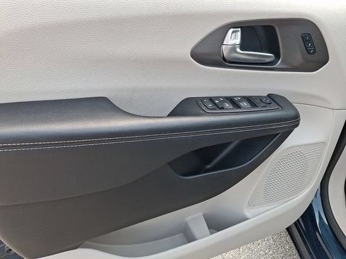 Used 2023 Chrysler Pacifica Touring-L FWD image 13