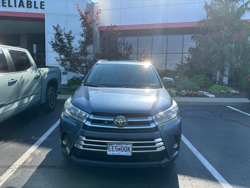 Used 2019 Toyota Highlander Limited AWD/4WD image 2