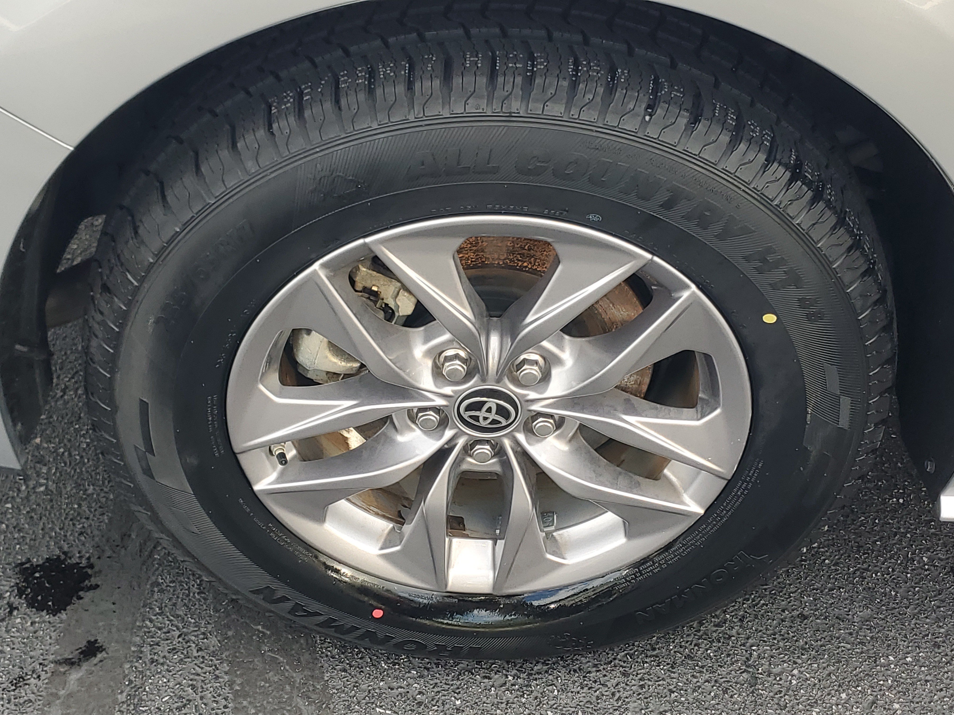 Certified 2025 Toyota Sienna XLE FWD image 6