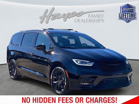 New 2026 Chrysler Pacifica Limited w/ S Appearance Package FWD image 2