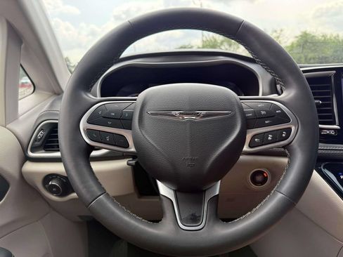 Used 2023 Chrysler Pacifica Touring-L FWD image 21