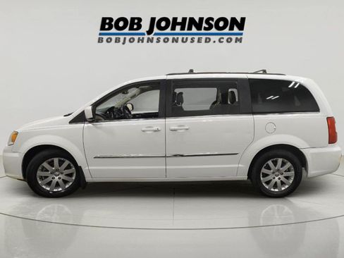 Used 2016 Chrysler Town & Country Touring FWD image 4