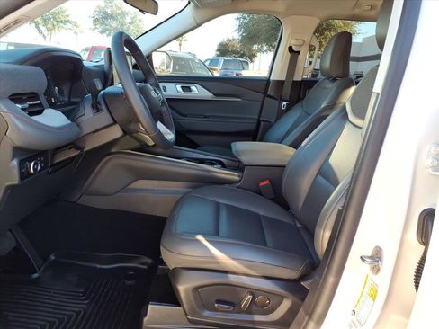 Used 2025 Ford Explorer Active w/ Active Comfort Package image 12
