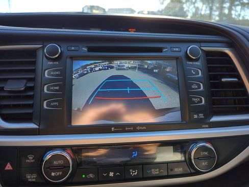 Used 2019 Toyota Highlander FWD V6 image 31