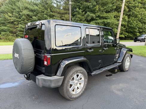 Used 2017 Jeep Wrangler Unlimited Sahara w/ Connectivity Group AWD/4WD image 5