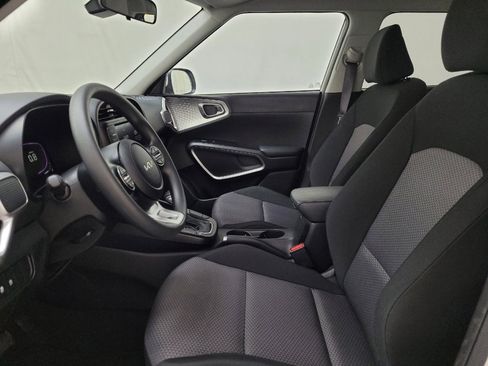 Used 2025 Kia Soul LX w/ LX Technology Package FWD image 17