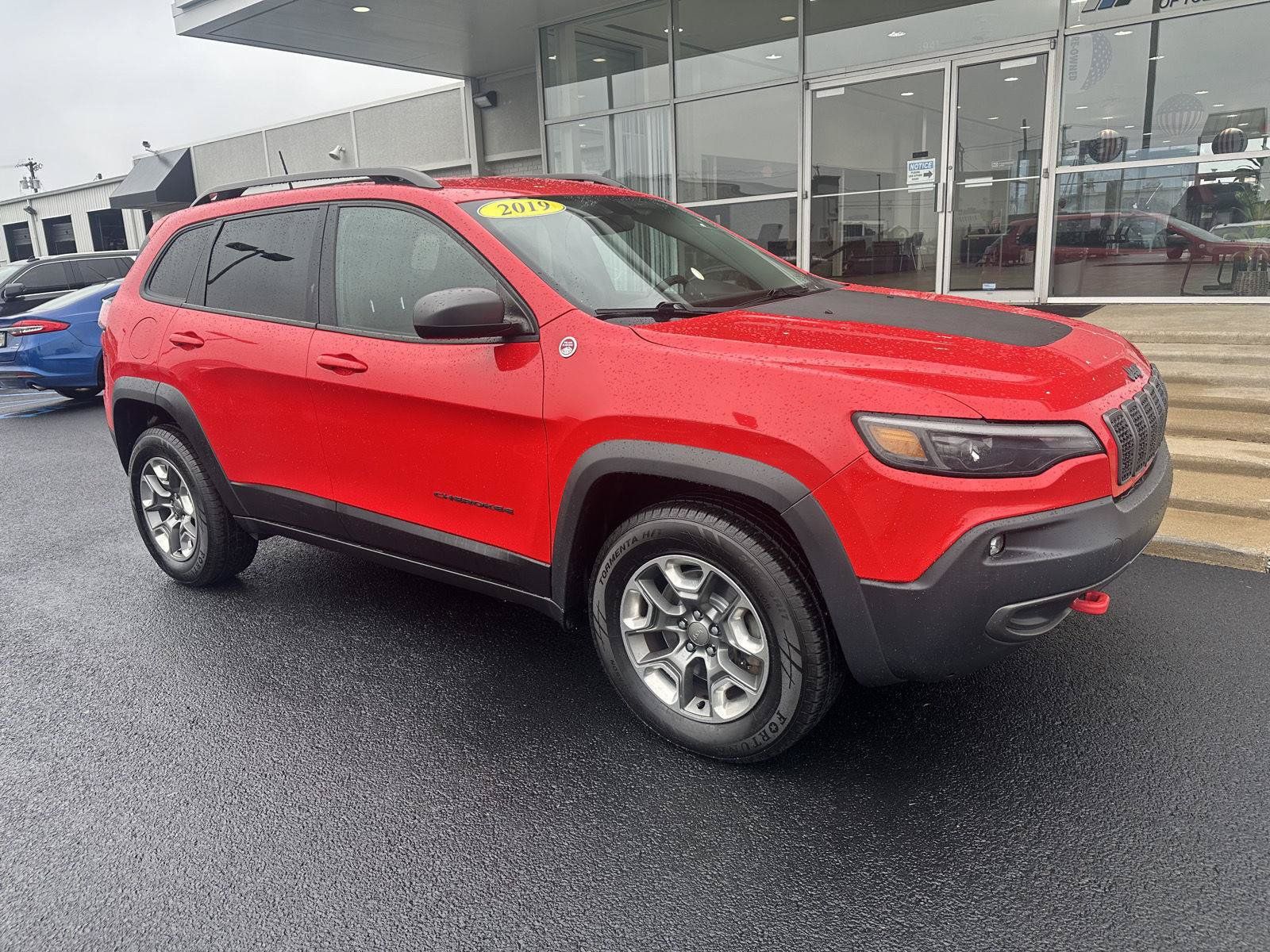 Used 2019 Jeep Cherokee Trailhawk AWD/4WD image 2