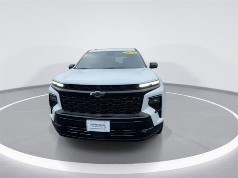 Used 2025 Chevrolet Traverse RS image 3