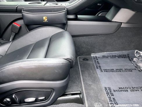 Used 2022 Porsche Taycan image 21