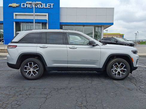 Used 2023 Jeep Grand Cherokee Limited w/ Trailer Tow Prep Group (B) image 7