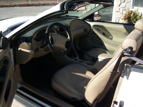 Used 2004 Ford Mustang Deluxe Convertible image 5