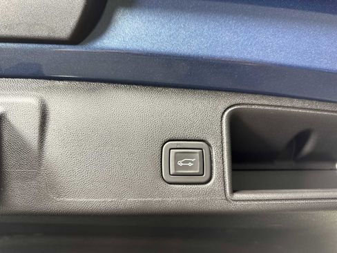 Used 2024 GMC Terrain SLT image 25