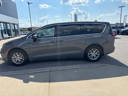 Used 2023 Chrysler Pacifica Touring-L FWD image 4