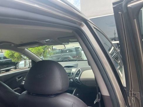 Used 2010 Hyundai Tucson Limited AWD/4WD image 17