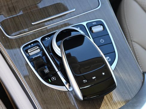 Used 2019 Mercedes-Benz GLC 300 4MATIC image 17