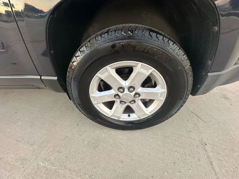 Used 2016 GMC Acadia SLE image 36