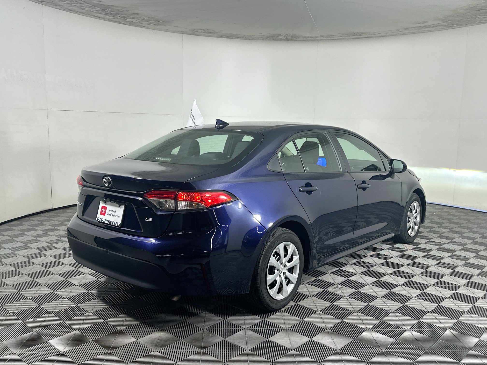 Used 2023 Toyota Corolla LE FWD image 3