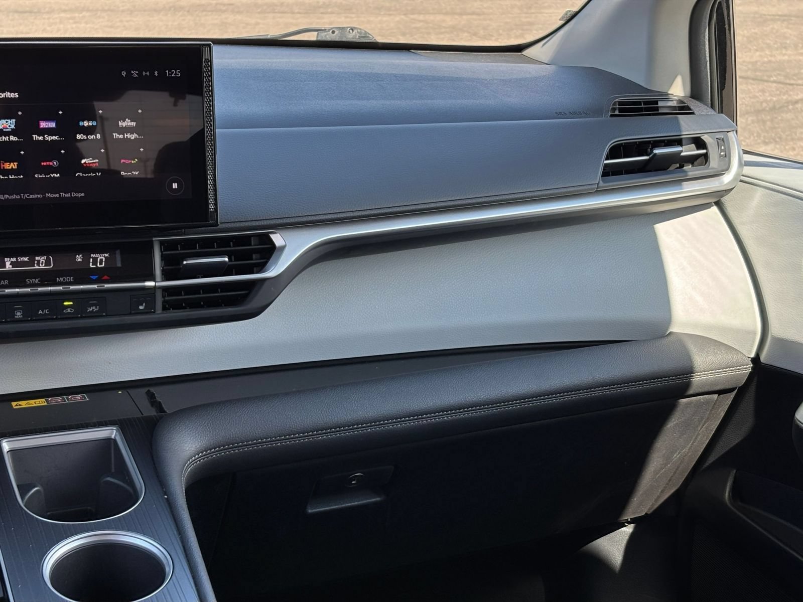 Used 2025 Toyota Sienna XLE FWD image 37