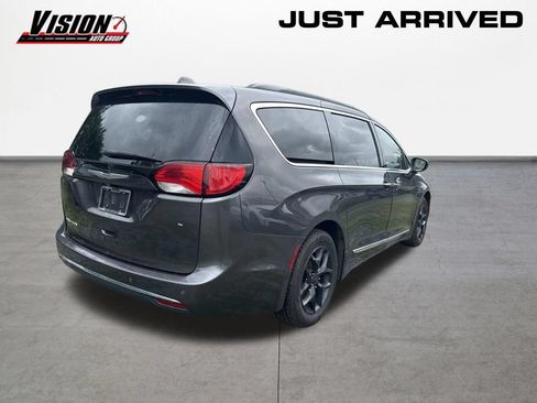 Used 2017 Chrysler Pacifica Touring-L w/ Tire & Wheel Group FWD image 4