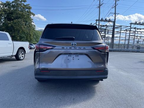 Used 2021 Toyota Sienna LE w/ LE Plus Package AWD/4WD image 4