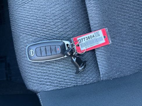 Used 2025 Nissan Rogue SV AWD/4WD image 17