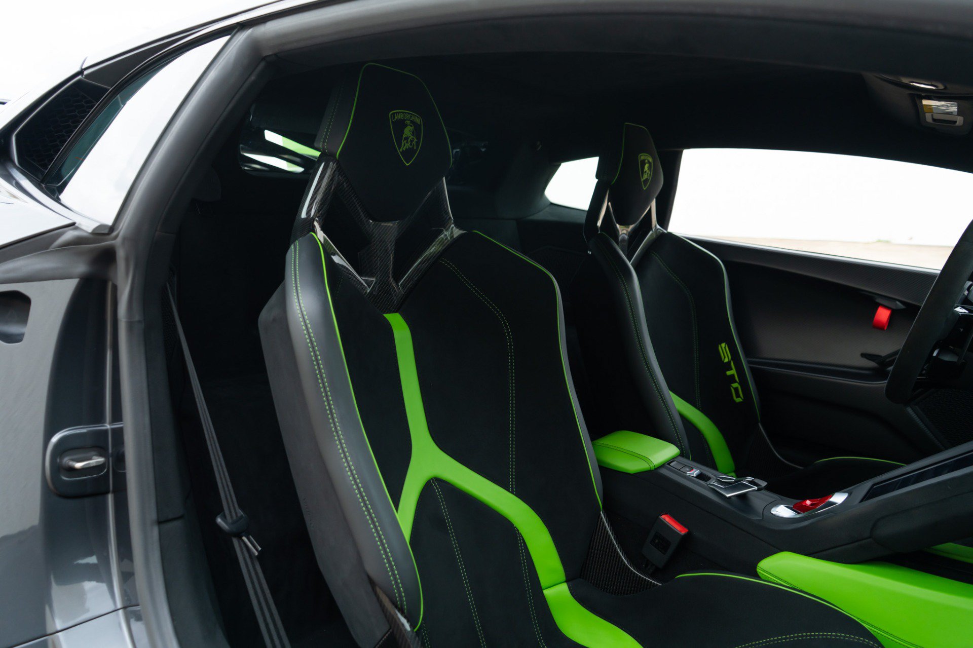 Used 2021 Lamborghini Huracan STO RWD image 26
