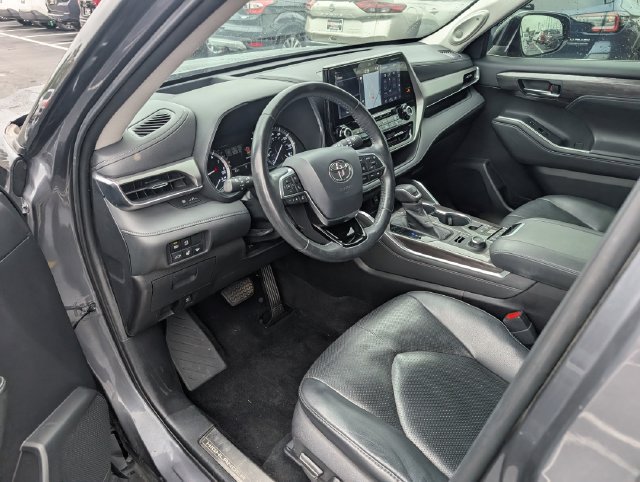 Used 2020 Toyota Highlander Platinum AWD/4WD image 14