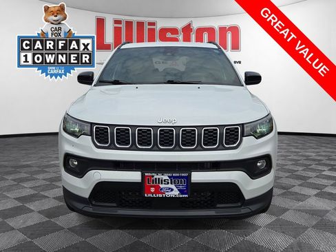 Used 2024 Jeep Compass Latitude AWD/4WD image 2