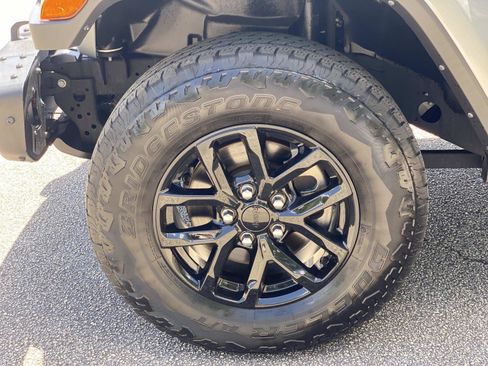 Used 2023 Jeep Gladiator Overland AWD/4WD image 11