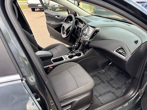 Used 2018 Chevrolet Cruze LT w/ Convenience Package FWD image 25