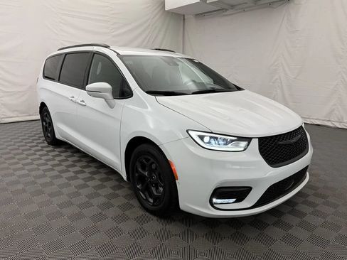 Used 2021 Chrysler Pacifica Limited w/ Uconnect Theater Family Group FWD image 4