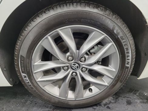 Used 2020 Toyota Avalon XLE w/ Moonroof Package image 10