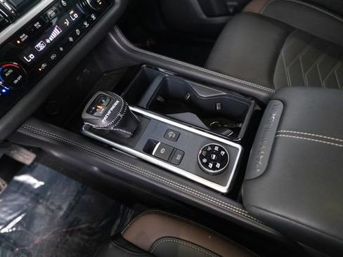 Used 2025 Nissan Pathfinder Platinum w/ Black Appearance Package AWD/4WD image 25