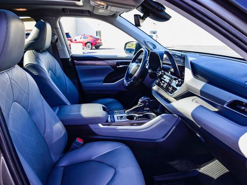 Certified 2022 Toyota Highlander Platinum image 21