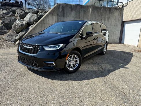 Used 2026 Chrysler Pacifica Select FWD image 1