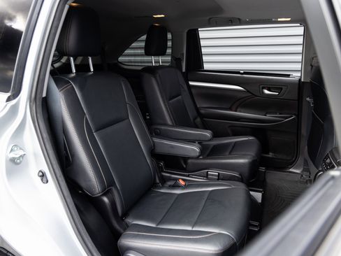 Used 2017 Toyota Highlander XLE image 29