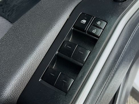 Used 2023 Toyota Highlander LE image 17