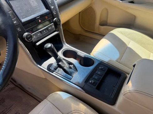 Used 2017 Toyota Camry XLE w/ Moonroof Package FWD image 13