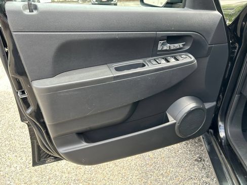 Used 2011 Jeep Liberty Sport RWD image 16
