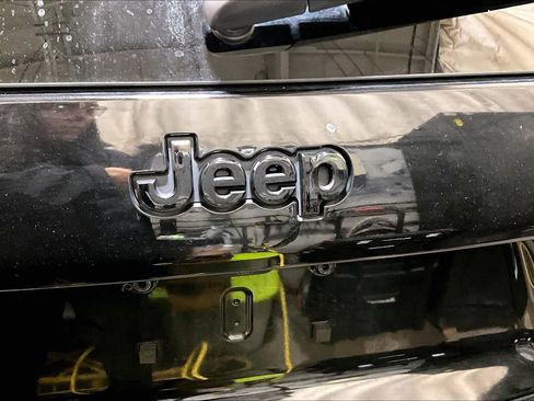 Used 2019 Jeep Cherokee Latitude Plus image 9