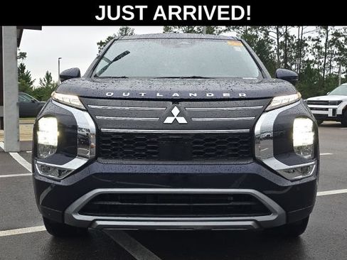 Used 2025 Mitsubishi Outlander SE FWD image 2