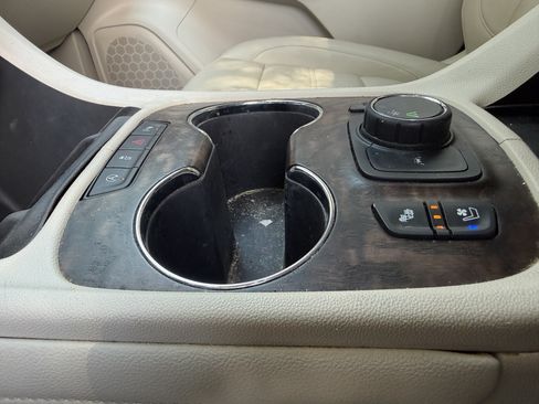 Used 2021 GMC Acadia Denali w/ Denali Technology Package FWD image 28