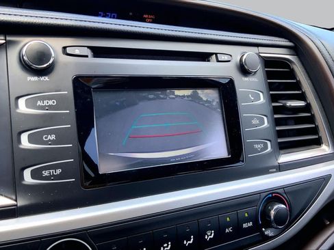 Used 2017 Toyota Highlander LE FWD image 25