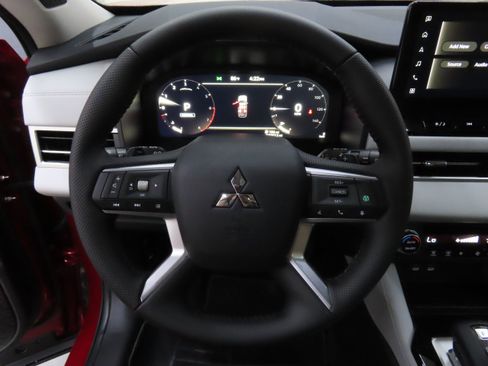 New 2025 Mitsubishi Outlander SE image 14