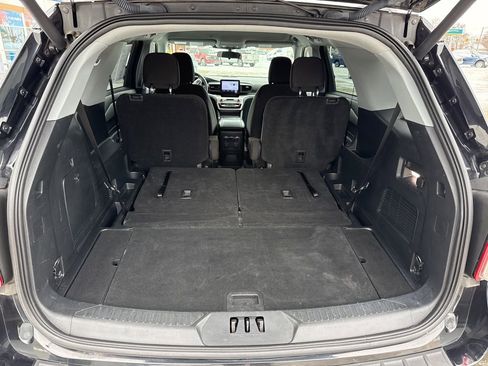 Used 2023 Ford Explorer XLT image 28