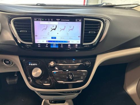 Used 2024 Chrysler Pacifica Touring-L FWD image 14
