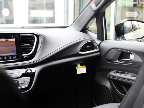 New 2026 Chrysler Pacifica Select image 23