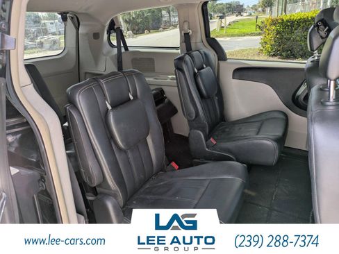 Used 2016 Chrysler Town & Country Touring image 11